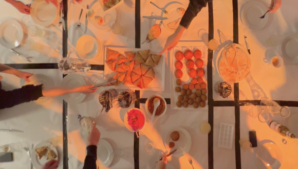 stół z różnymi potrawami widziany od góry